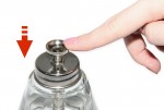 Szklany pojemnik na płyny lotne 150 ml z pompką dozującą i kubkiem