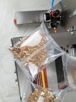 Pneumatyczna pionowa maszyna pakująca XT500 z dozownikiem materiałów sypkich i pakowaniem w atmosferze ochronnej (MAP) 10-500g