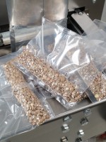 Pneumatyczna pionowa maszyna pakująca XT500 z dozownikiem materiałów sypkich i zintegrowaną próżnią 10-500g